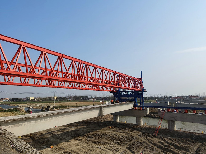 润扬集团泰州2标顺利完成第一片桥体预制梁架设