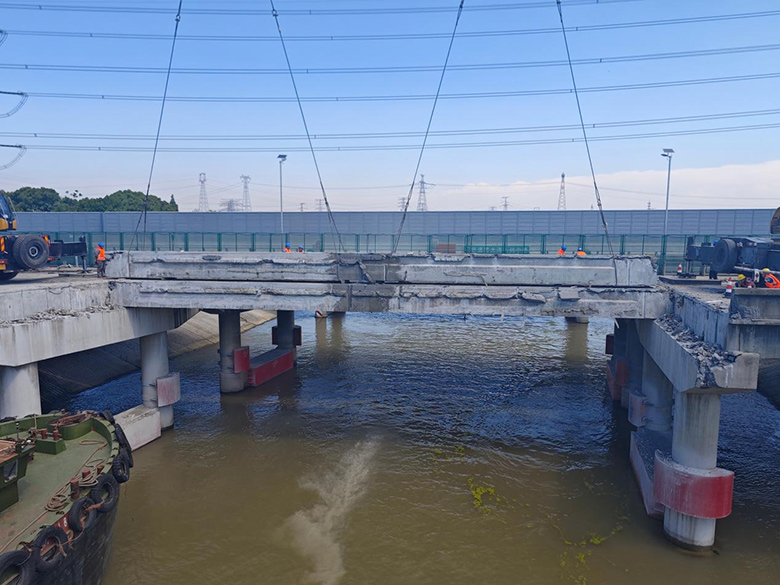 项目动态|今日，太滆运河中桥顺利拆除